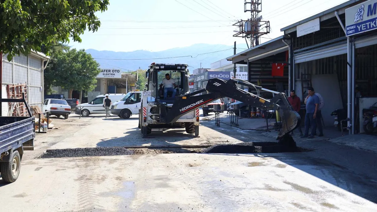 Efes Selçuk’ta yol ve altyapı çalışmaları hız kesmeden sürüyor haberinin görseli