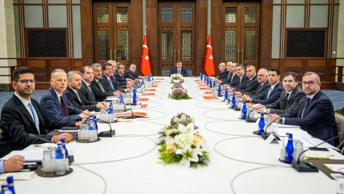 Ekonomi zirvesi Cumhurbaşkanlığı’nda: Kritik kararlar kapıda mı? haberinin görseli