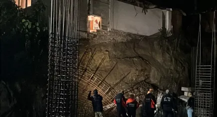 Gebze’de temel kazısı faciaya ramak kala: Evin duvarı çöktü, aile canını zor kurtardı!