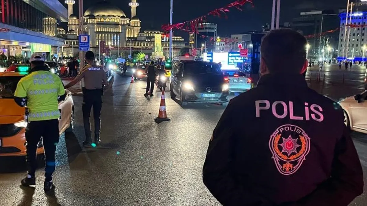 İstanbul’da “huzur” operasyonu: 1114 gözaltı, silah ve uyuşturucu ele geçirildi! haberinin görseli
