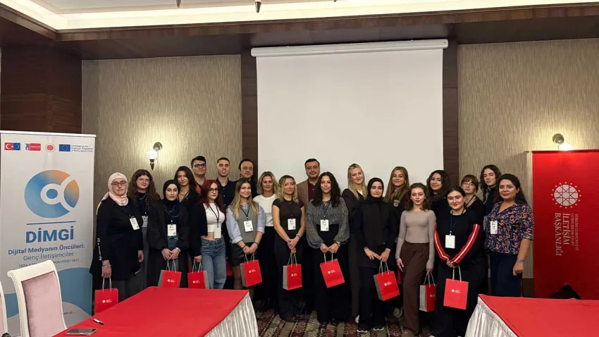 İzmir'de genç iletişimcilere sosyal medya eğitimi