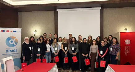 İzmir'de genç iletişimcilere sosyal medya eğitimi