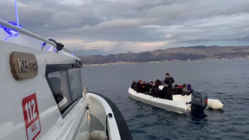 İzmir haber: Çeşme açıklarında sürüklenen bottaki 26 göçmen kurtarıldı