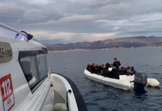 İzmir haber: Çeşme açıklarında sürüklenen bottaki 26 göçmen kurtarıldı