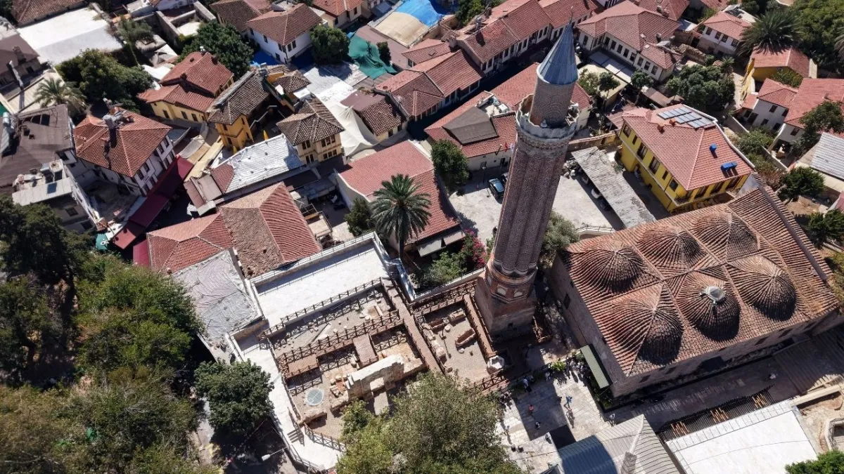 Antalya’nın simgesi Yivli Minare yenilendi: 2 yıllık restorasyonla tarih gün yüzüne çıktı haberinin görseli