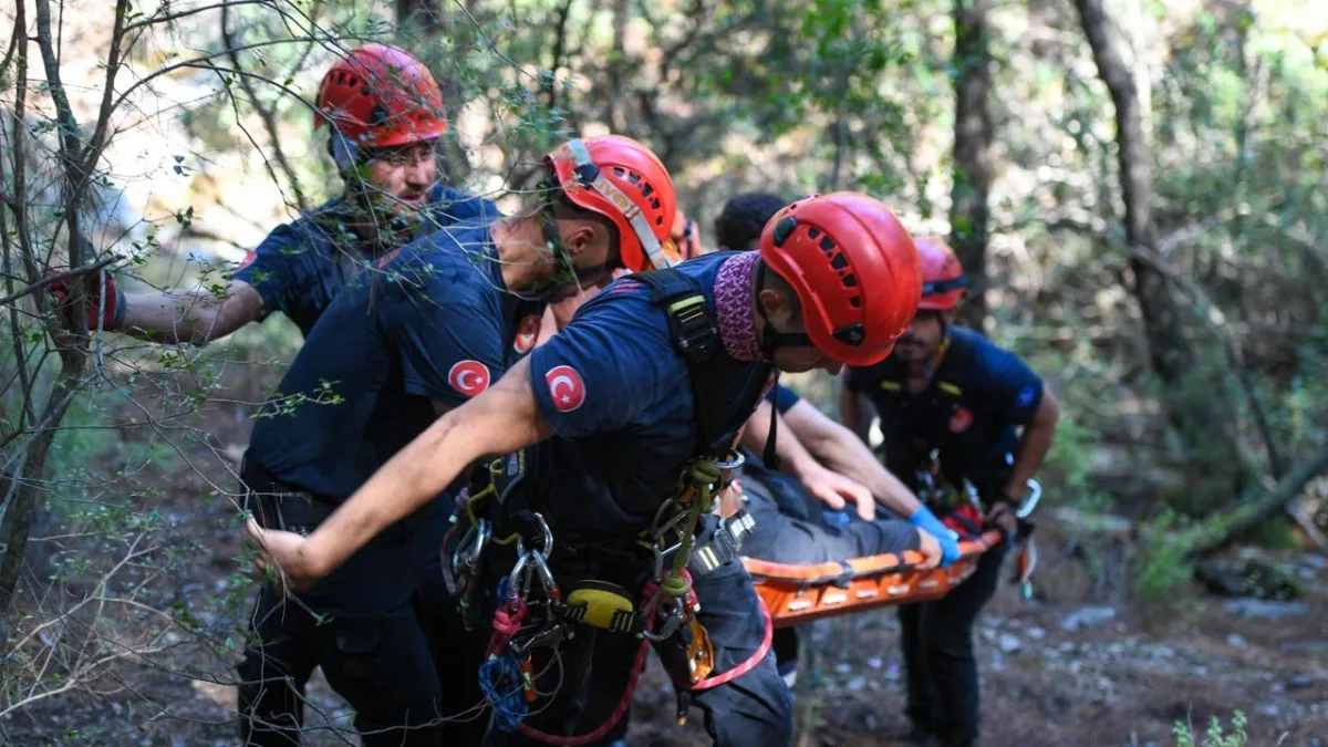 Balçova Terapi Ormanları’nda mahsur kalan kişi 2 saatlik operasyonla kurtarıldı haberinin görseli