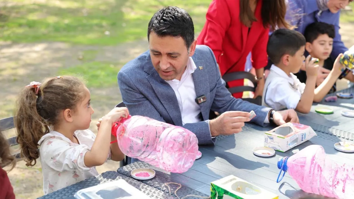 Bayraklı’da anne ve çocuklar atık malzemelerle doğaya destek oldu haberinin görseli