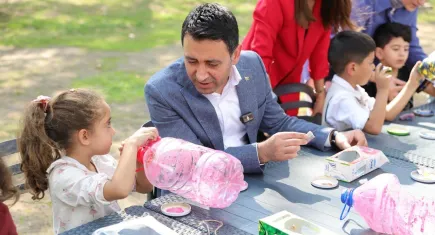 Bayraklı’da anne ve çocuklar atık malzemelerle doğaya destek oldu