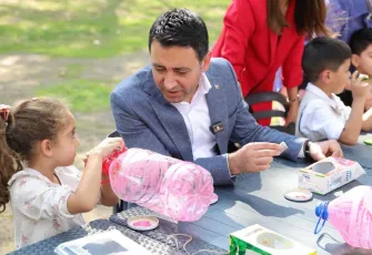 Bayraklı’da anne ve çocuklar atık malzemelerle doğaya destek oldu