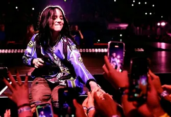 Billie Eilish konser esnasında saldırıya uğradı