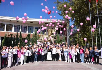 Çeşme’de meme kanseri farkındalığına pembe adımlarla destek