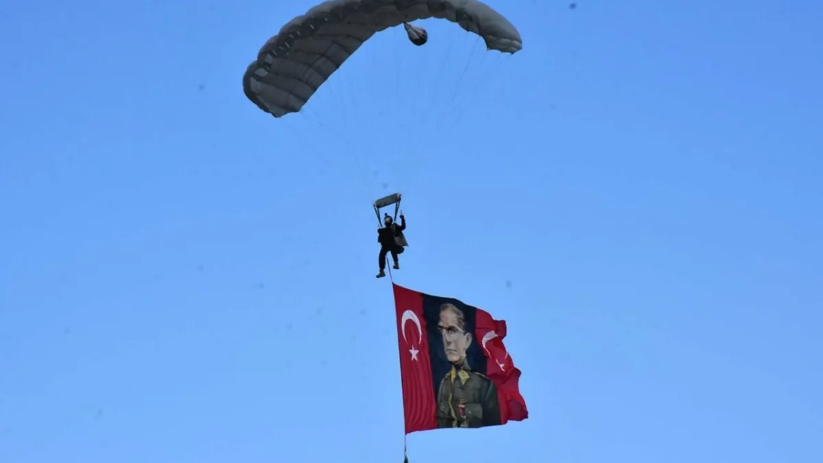 Foça’da nefes kesen keskin nişancı yarışması: Helikopterden atış ve çelik kanatlar gösterisi haberinin görseli