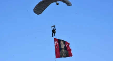 Foça’da nefes kesen keskin nişancı yarışması: Helikopterden atış ve çelik kanatlar gösterisi