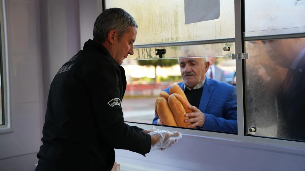 Kemalpaşa’da vatandaşlar Halk Ekmek uygulamasına yoğun ilgi gösterdi haberinin görseli