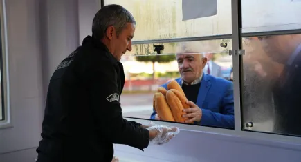 Kemalpaşa’da vatandaşlar Halk Ekmek uygulamasına yoğun ilgi gösterdi