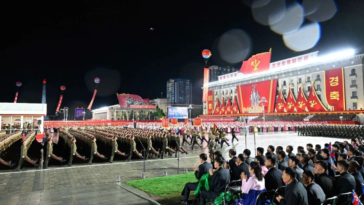 Kuzey Kore’de dev geçit töreni: Hwasong-20 füzesi ilk kez sergilendi haberinin görseli