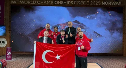 Muhammed Furkan Özbek’ten dünya rekoru! Türkiye’den halterde 5 madalya