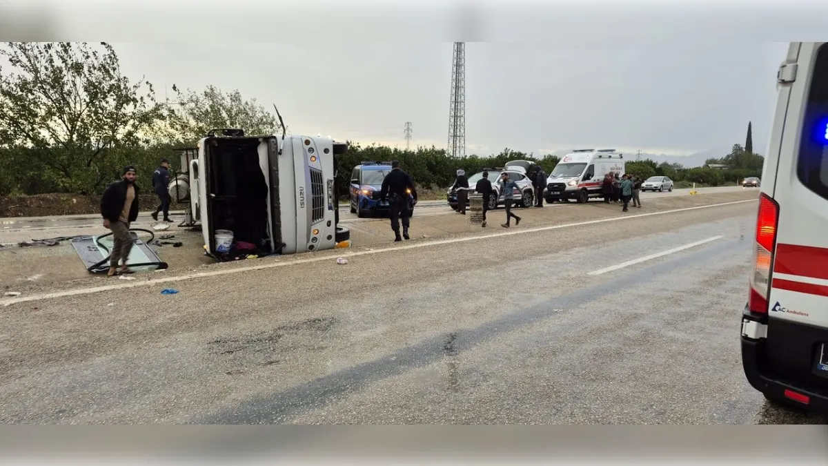 Adana'da kaza: İşçi midibüsü devrildi haberinin görseli