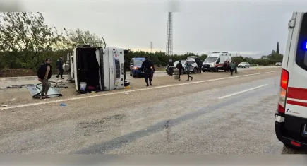 Adana'da kaza: İşçi midibüsü devrildi