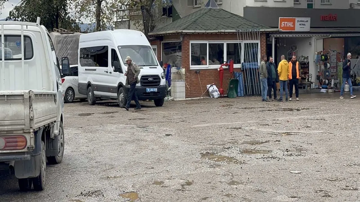 Akaryakıt istasyonunda silahlı kavga: Ölü ve yaralılar var! haberinin görseli