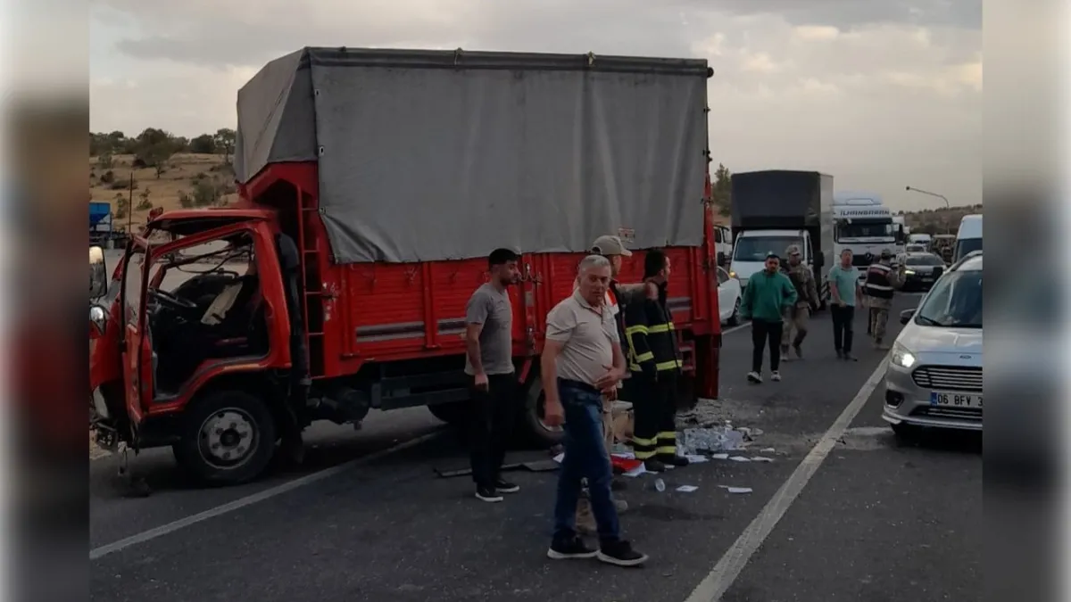 Diyarbakır'da içinde çocukların olduğu kamyonet kazaya karıştı haberinin görseli
