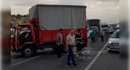 Diyarbakır'da içinde çocukların olduğu kamyonet kazaya karıştı