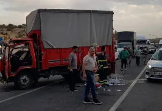 Diyarbakır'da içinde çocukların olduğu kamyonet kazaya karıştı