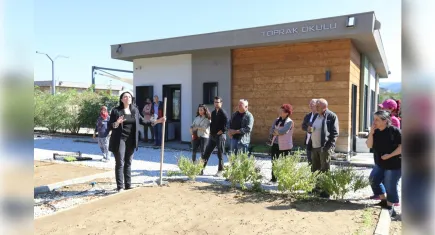 Efes Selçuk’ta üreticilere “Ücretsiz Toprak Analizi Eğitimi”