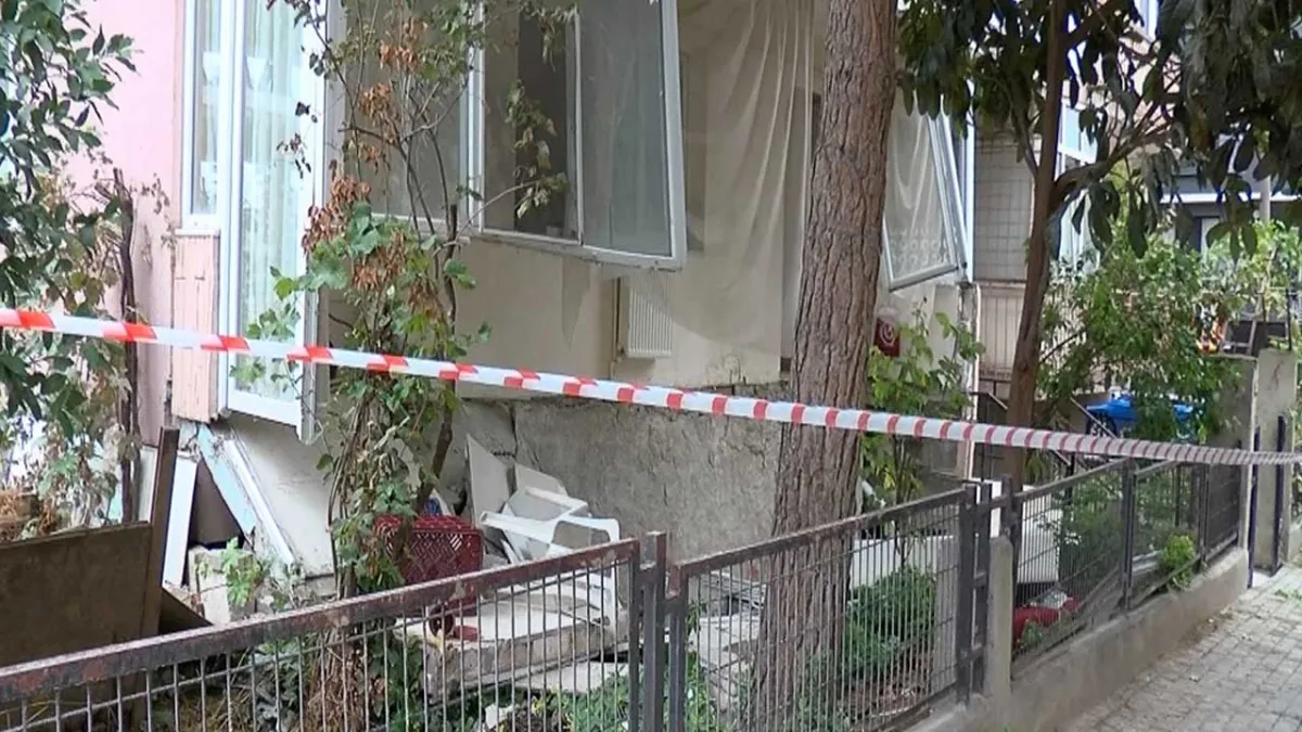 Kentsel dönüşüm sürecindeki 6 katlı binada balkon çöktü haberinin görseli