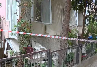 Kentsel dönüşüm sürecindeki 6 katlı binada balkon çöktü