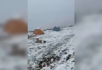 Niğde'de kar yağışı hayatı olumsuz etkiledi: 4 dağcı mahsur kaldı