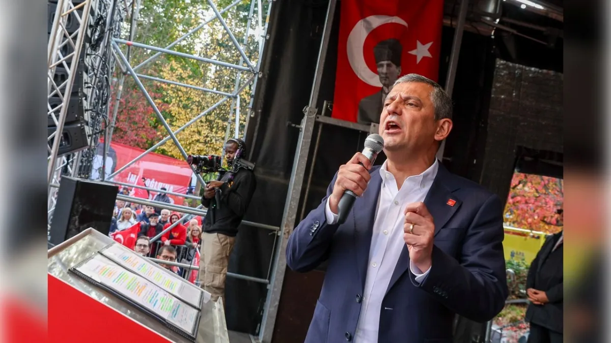 Özel, Brüksel'de destekçileriyle bir araya geldi haberinin görseli