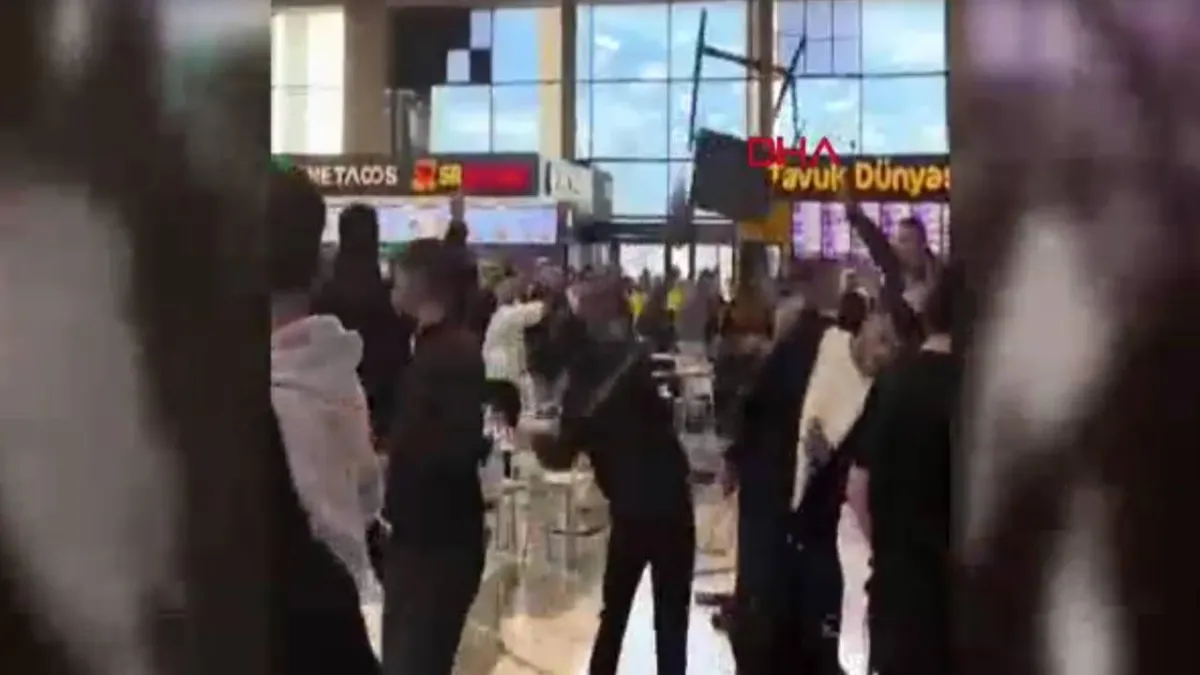 AVM'nin yemek katı birbirine girdi!  haberinin görseli