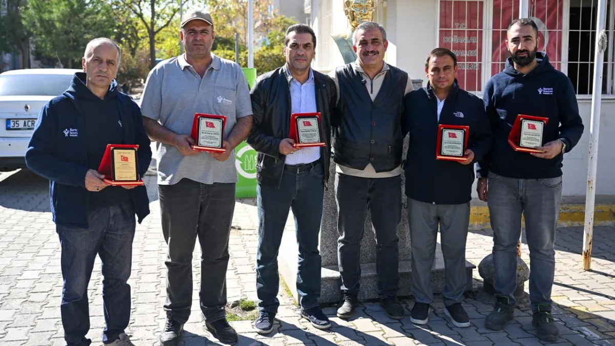 Bornova'da Doğanlar Mahallesi Muhtarından temizlik emekçilerine plaket haberinin görseli