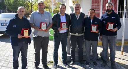 Bornova'da  Doğanlar Mahallesi Muhtarından temizlik emekçilerine plaket