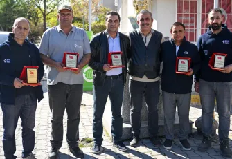Bornova'da  Doğanlar Mahallesi Muhtarından temizlik emekçilerine plaket