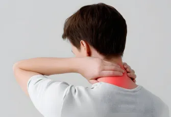 Boyun çıtlatmak felce yol açabilir: Masum alışkanlık büyük risk taşıyor