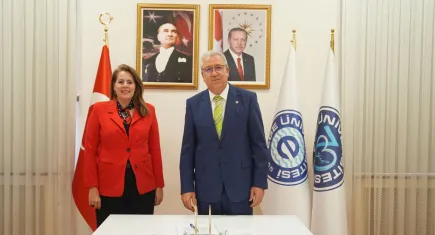 Egeli bilim ekibinin ürettiği ‘Sağlıkta Güvenli İlaç Hazırlama Önlüğü’ne Faydalı Model Belgesi 