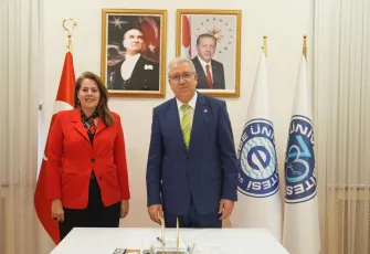 Egeli bilim ekibinin ürettiği ‘Sağlıkta Güvenli İlaç Hazırlama Önlüğü’ne Faydalı Model Belgesi 