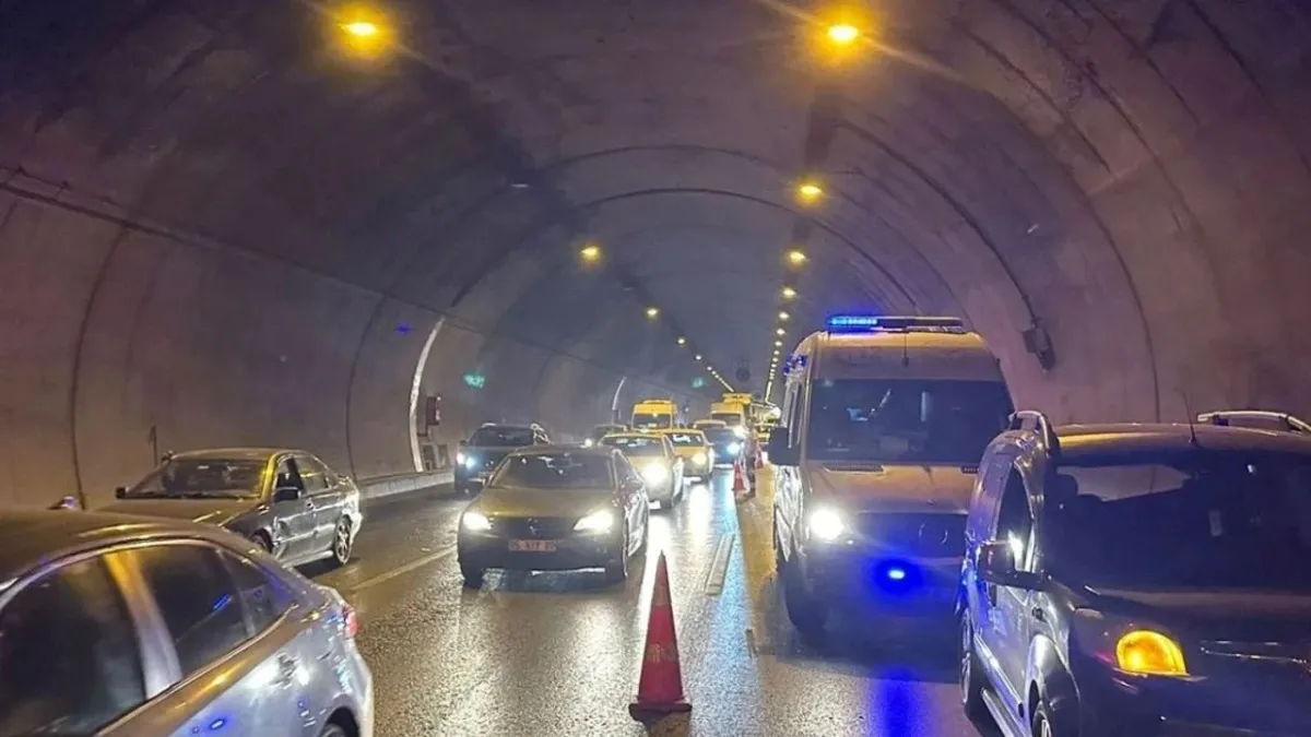 İzmir haber: Bayraklı Tünelleri'nde 8 araç birbirine girdi haberinin görseli