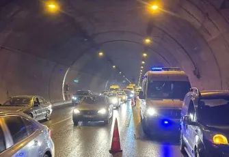 İzmir haber: Bayraklı Tünelleri'nde 8 araç birbirine girdi
