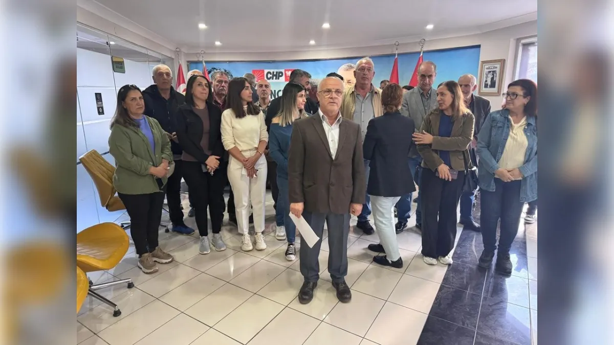 CHP Tunceli İl Başkanlığı’nda kriz: İl Başkanı Özcan ve partililer kendilerini binaya kilitledi haberinin görseli