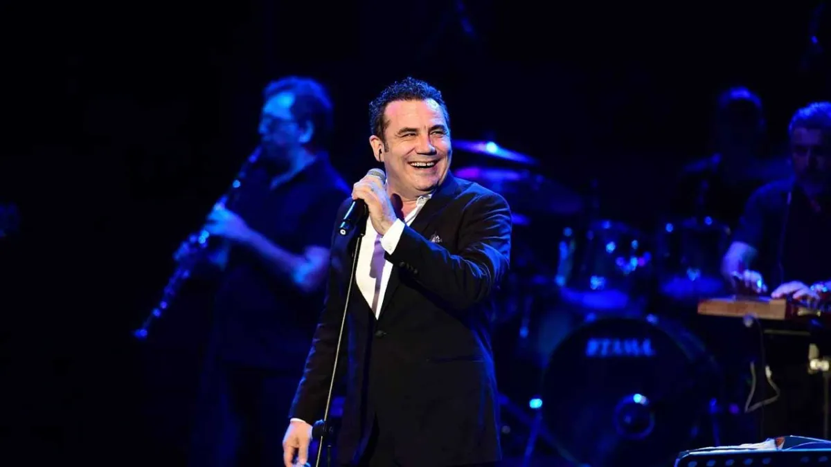 Ferhat Göçer İzmir’de Türk Eğitim Vakfı için sahnede olacak haberinin görseli
