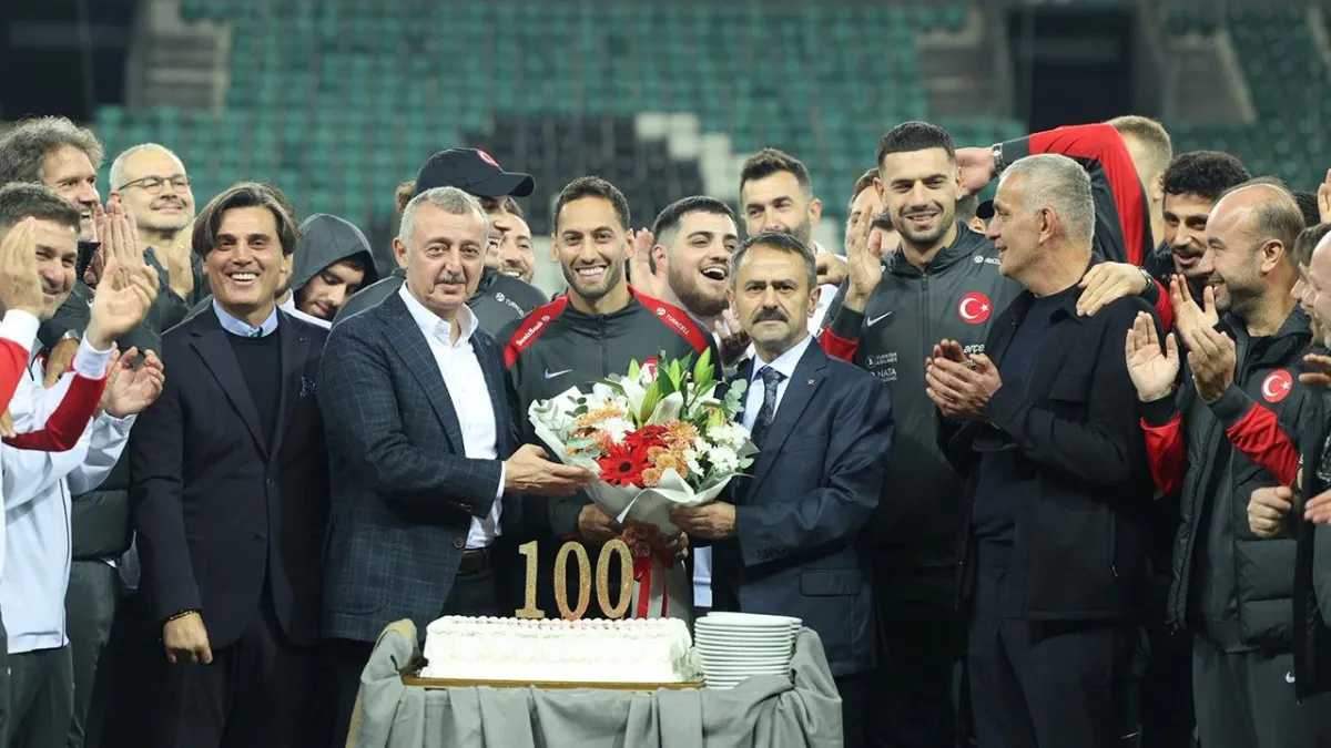 Hakan Çalhanoğlu'na pasta kesildi haberinin görseli