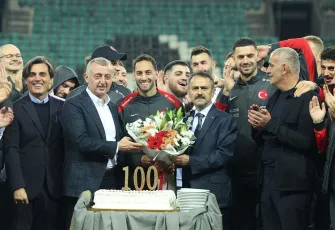 Hakan Çalhanoğlu'na pasta kesildi