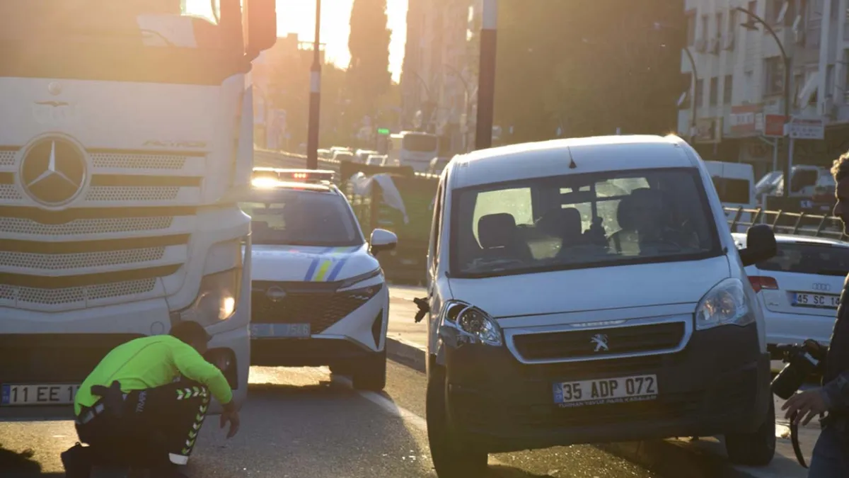 İzmir haber: Kamyonun çarptığı genç ağır yaralandı haberinin görseli