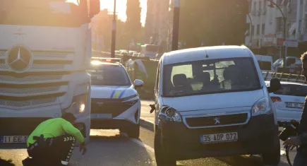 İzmir haber: Kamyonun çarptığı genç ağır yaralandı