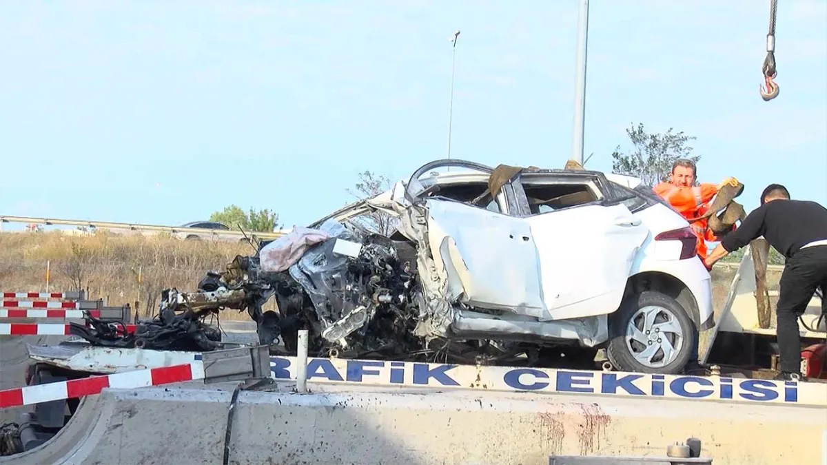 Kuzey Marmara Otoyolu’nda feci kaza: Otomobil gişe bariyerlerine çarptı haberinin görseli