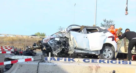 Kuzey Marmara Otoyolu’nda feci kaza: Otomobil gişe bariyerlerine çarptı