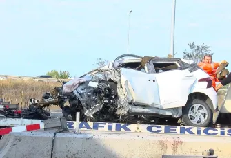 Kuzey Marmara Otoyolu’nda feci kaza: Otomobil gişe bariyerlerine çarptı